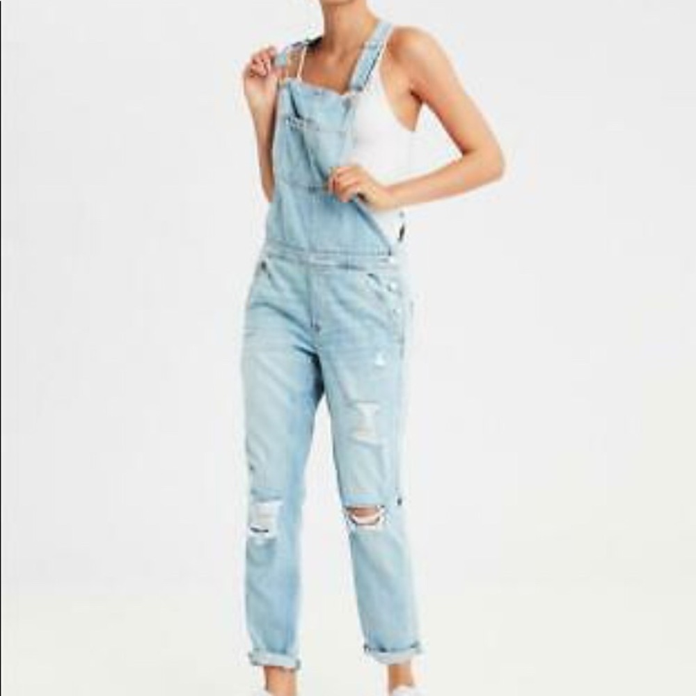 American Eagle distressed light jean overalls!